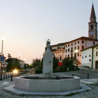 Fontana-Piazza-Cappella_Maggiore.jpg